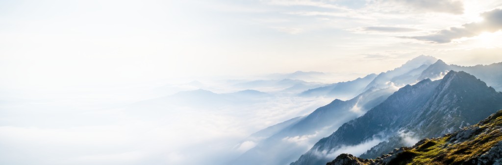 云海中的山峰